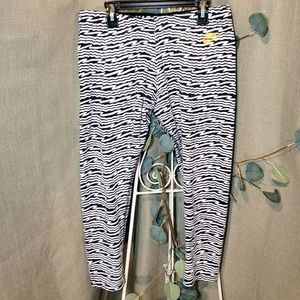 Nike 'Just Do It' Capris ~ Women's XL